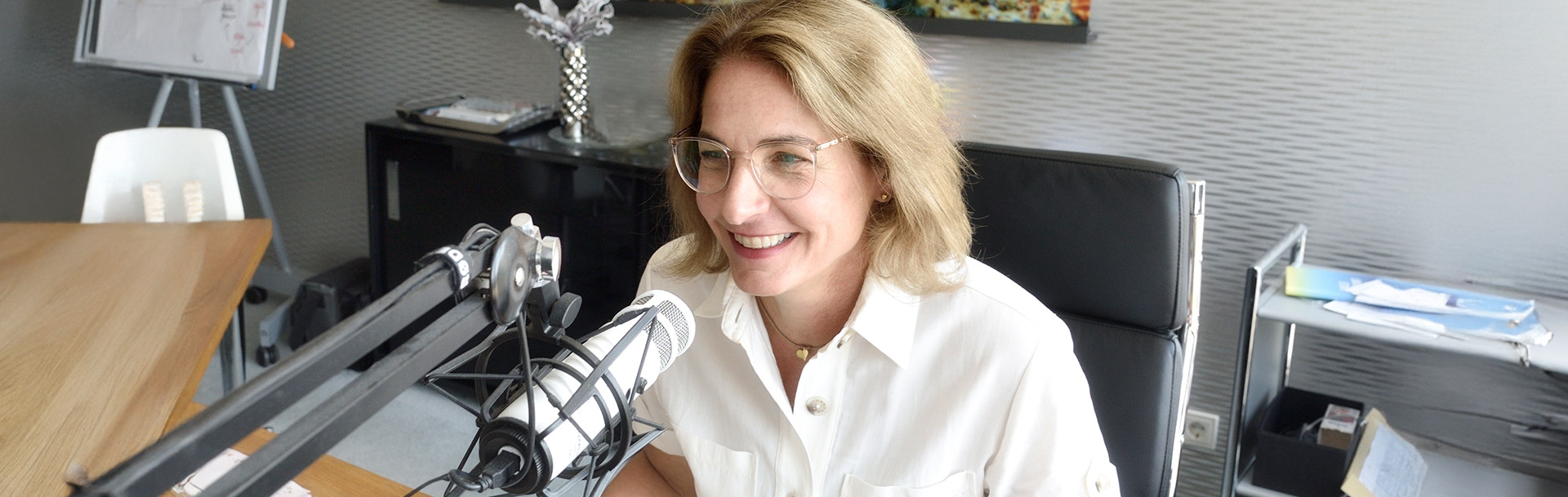 Frau Palzer bei Podcastaufnahme