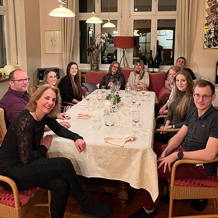 Personen sitzen am Tisch in einem Restaurant