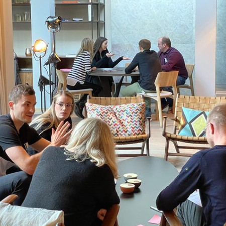 Mehrere Personen sprechen in zwei Gruppen miteinander