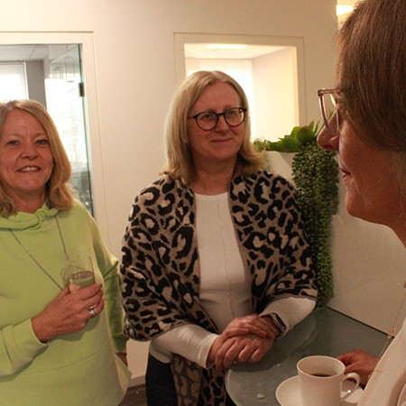 Drei Frauen trinken Kaffee